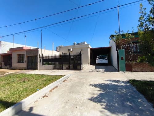 Casa 4 dormitorios quincho y garage para 4 autos