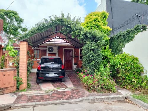 Casa de 3 dormitorios en venta en barrio privado a 7 cuadras de barrio norte smt