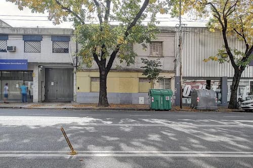 Terreno emplazado en el barrio de flores sobre la av juan bautista alberdi