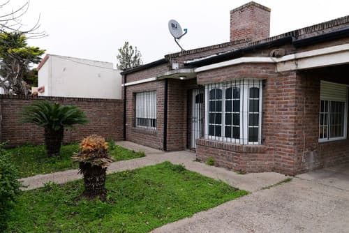Casa 2 dormitorios cochera y amplio jardin crespo