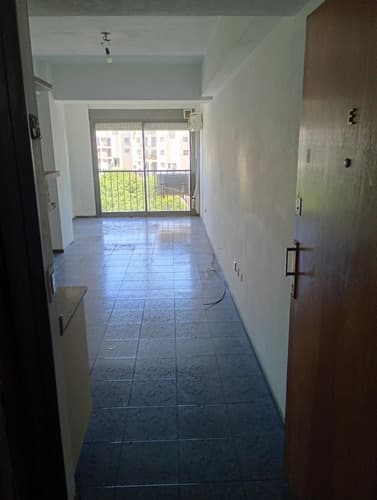 Monoambiente muy luminoso en buena zona de villa del parque contrafrente de 35m2 total 6mts x 3mts cocina integrada con termotanque electrico bano completo balcon frances