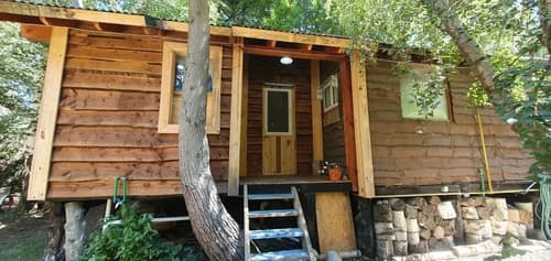 Bariloche cabana para 2 personas en medio de arboleda y cerca del lago y playa rodada de bosque y acceso facil por asfalto