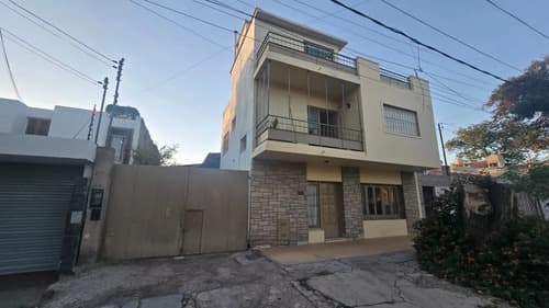 Venta casa godoy cruz con cochera