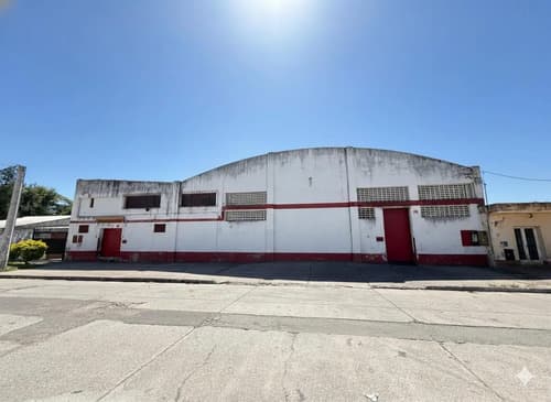 Galpon de 2541 m2 con 2 camaras frigorificas y paneles solares a metros del acceso norte smt