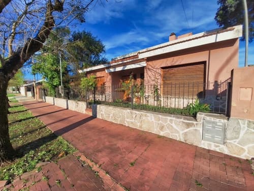 Casa 3 dormitorios y terreno en centro de crespo