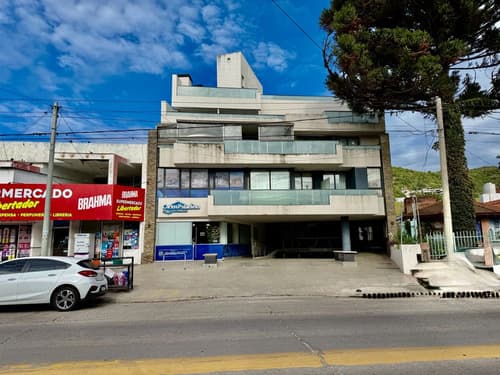 Venta departamento 1 dormitorio cochera amoblado centro carlos paz
