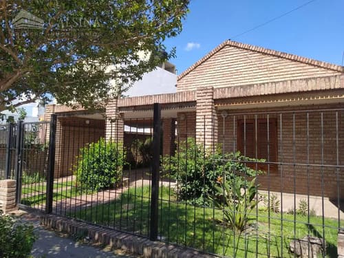 Casa en alquiler en villa allende barrio centro