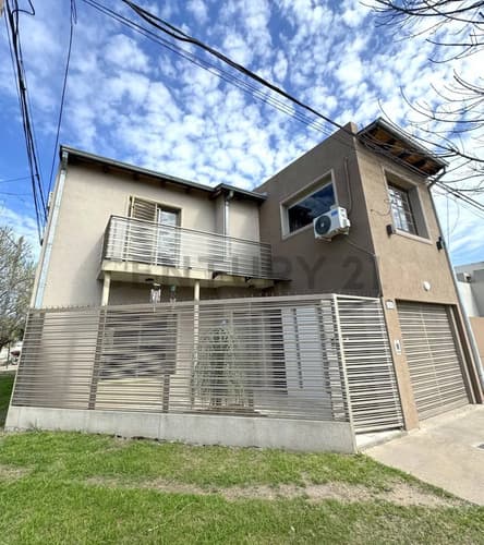 Casa en esquina de dos plantas venado tuerto