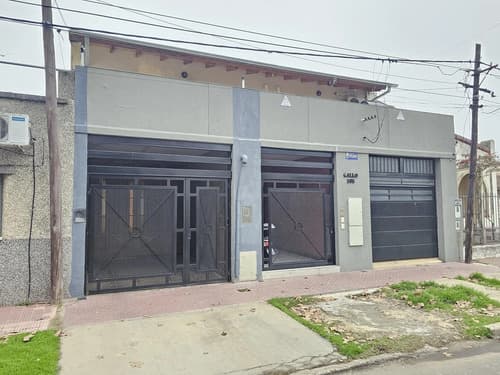 Casa en alquiler en alberdi rio de 1 dormitorio con garaje y patio