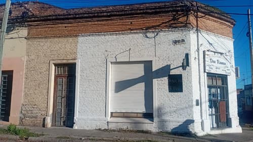 Esquina con local y terreno de 250m en concordia