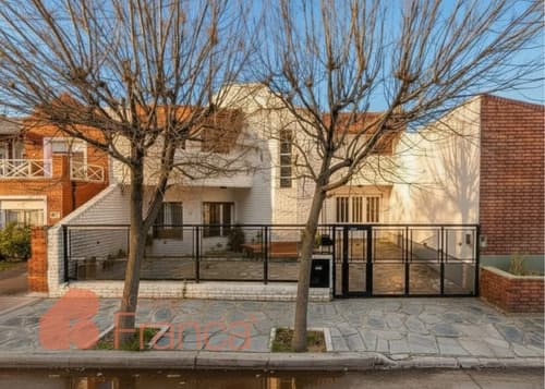 Casa amplia con quincho y jardin en b los olmos
