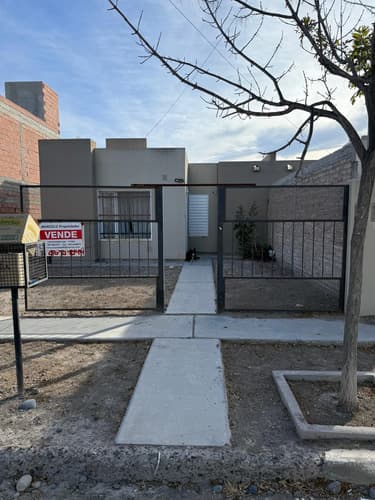 Casa del ipv canceladade solo 13 anos de antiguedad ubicada en excelente zona comercial y en pleno crecimiento 2 dormitorios 5 ambientes 100 m2 de terreno y 45 m2 cubiertos