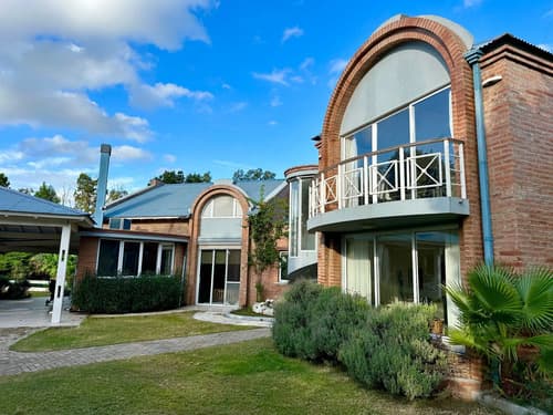 Casa en venta en rio cuarto con piscina y gran parque