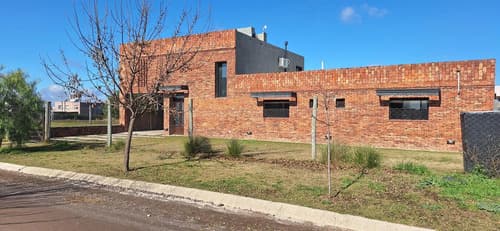 Casa en venta 3 dormitorios con piscina jacuzzi y gran patio barrio la pampeana