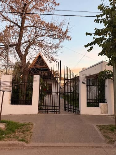 Casa en venta tipo alpina dos plantas con amplio terreno 26 de enero 940