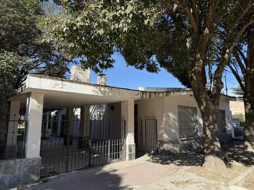 Vendo casa centrica en alpa corral ubicacion muy comercial sobre la calle principal a 50 mts del rio cuenta con un terreno de 796 m2 y 140 m2 cubiertos 3 dormitorios y dependencias