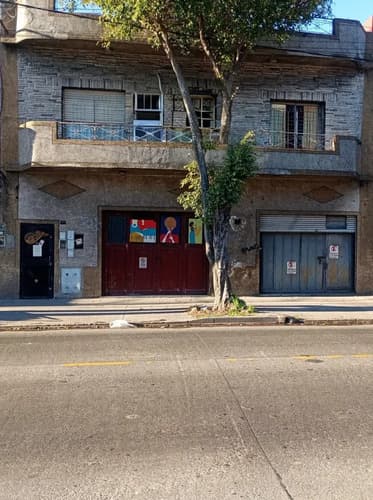Casa en 2 plantas muy buena ubicacio zona comercial