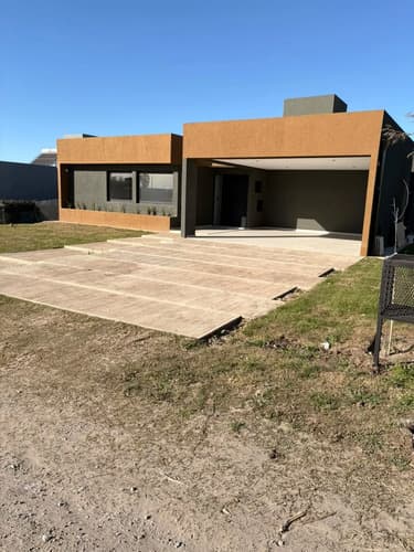 Casa a estrenar en valle del golf 250m2 cub 830m2 terreno te3 d 3b escrit pileta quincho tender lavadero 2 banos trizona un dormitorio en suite y uno con vestidor y uno con un gran placard