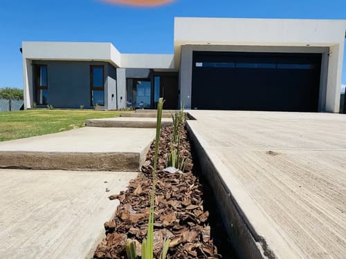 Hermosa casa amoblada en valle del golf en planta baja 3d 3b cochera cerrada y con porton automatico camaras alarma riego quincho y pileta 2 banos trizona lavadero tender pieza de guardado