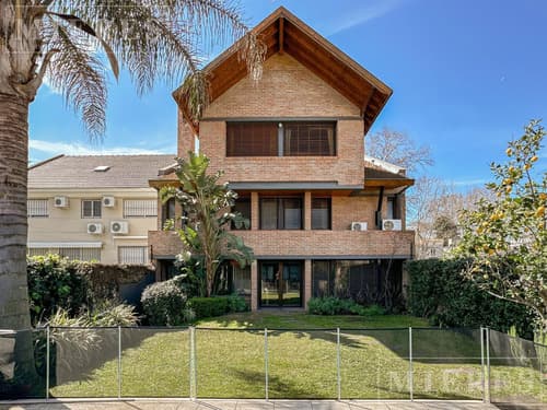 Importante casa de excelente calidad constructiva en muy buena zona de martinez