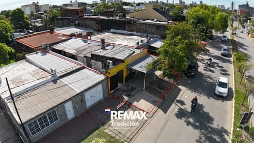 Casa c local comercial en venta sobre av alberdi