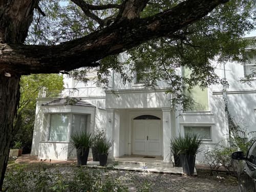 Casa en venta cuatro dormitorios ascensor fondo golf lomas de la carolina