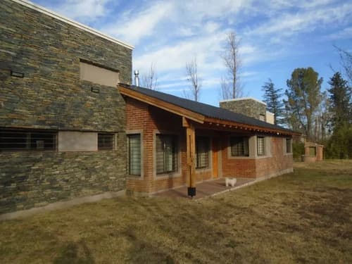 Venta chalet residencial c pileta 3 dorm 4 ban en mina clavero k009 mc