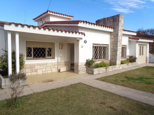 Barrio villa belgrano excelente casa para uso comercial de 3 dormitorios con garaje cocina comedor 2 banos dependencia y patio muy amplio con asa