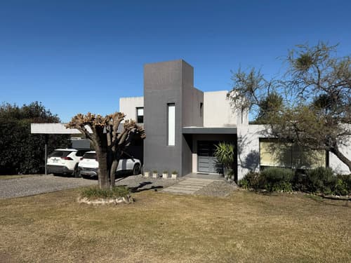 Casa en venta en estancia q2 mendiolaza con pileta