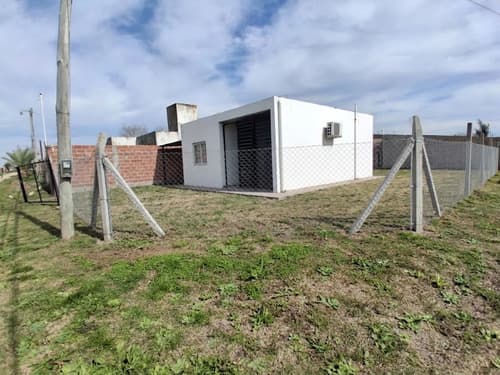 Casa 1 dormitorio en esquina terreno san benito