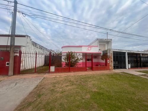 Casa 2 dormitorios gran fondo y cochera parana