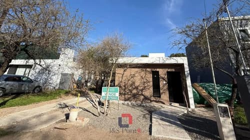 Casa de dos dormitorios en villa catalina