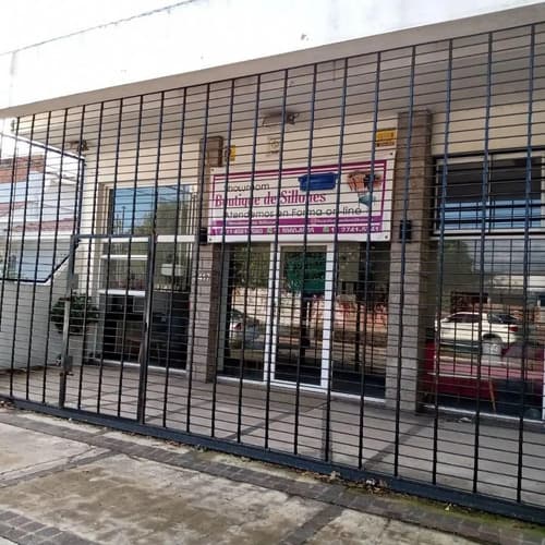 Excelente propiedad con local en muy buena zona reatasada
