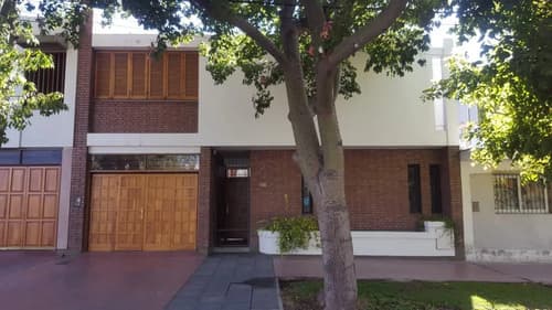 Espectacular casa en venta en barrio arizu godoy cruz cuatro dormitorios apta credito