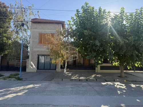 Venta casa en zona centro sobre calle urquiza c111