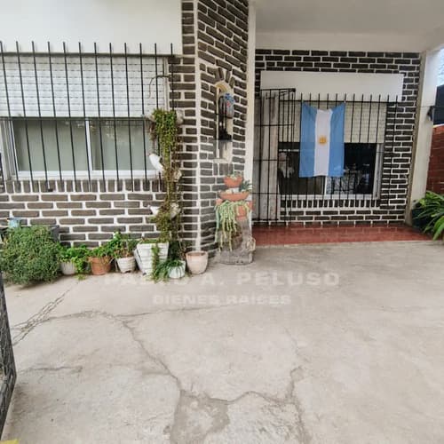 Venta casa 4 ambientes y dos departamentos libertad merlo zona oeste buenos aires