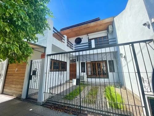 Una casa de 4 ambientes ubicada en villa lugano combina comodidad familiar con espacios bien distribuidos y buena conexion con la ciudad