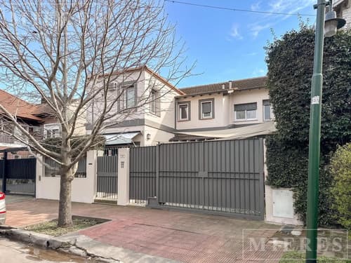Ubicada en una excelente zona residencial de acassuso casa de muy buenas dimensiones en venta