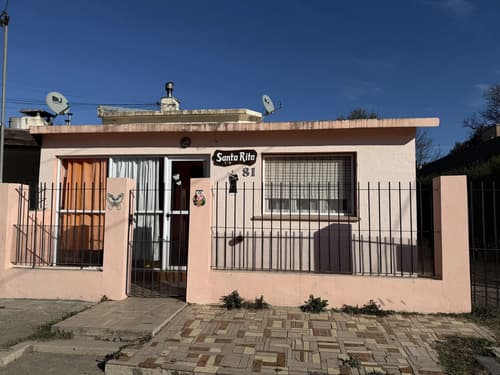 Vendo casa 2 deptos en alpa corral ubicada a mts del polideportivo y a 100 mts del balneario la casa cuenta con dos dormitorios y dependencias ademas 2 deptos de 1 dormitorio y cochera