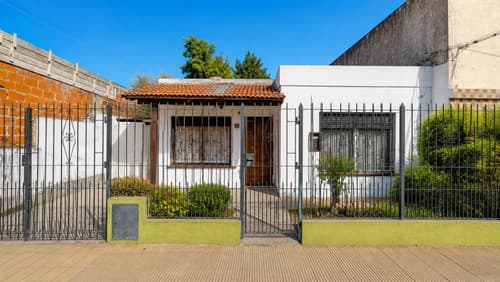 Casa 3 ambientes con garage jardin y gran patio a 150 m de boulevard buenos aires