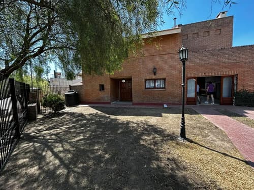 Casa con gran parque y pileta en villa del lago
