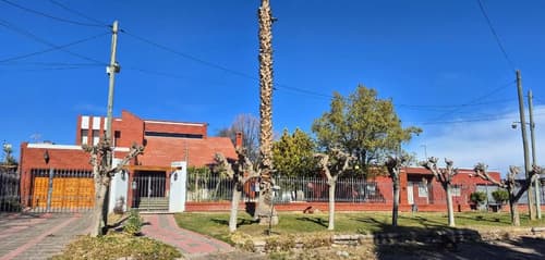 Casa de 4 dormitorios tipo chalet y segunda vivienda independiente cruz de piedra maipu