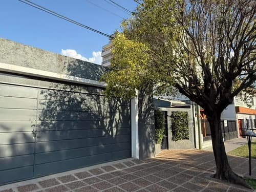 Vendo hermosa casa ubicada en calle pedro nolasco rodriguez 665 casi esquina san martin cuenta con 2 dormitorios bano garage doble y dependencias 124 m2 y quincho con bano 77 m2