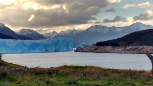 Acepto permuta vendo lote terreno 2400m2 plena vista al lago argentino cercado y con servicios en zona aeropuerto viejo zona tranquila cerca del centro