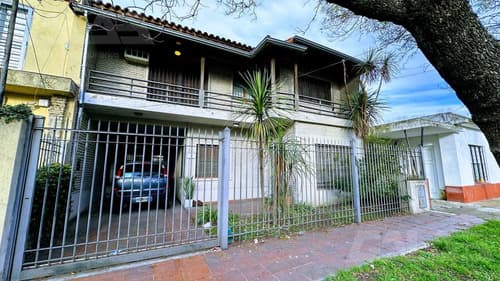 Muy buen chalet de 5 ambientes en excelente estado y en excelente zona de castelar