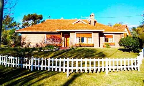 Venta casa 4 dormitorios cosquin con cochera