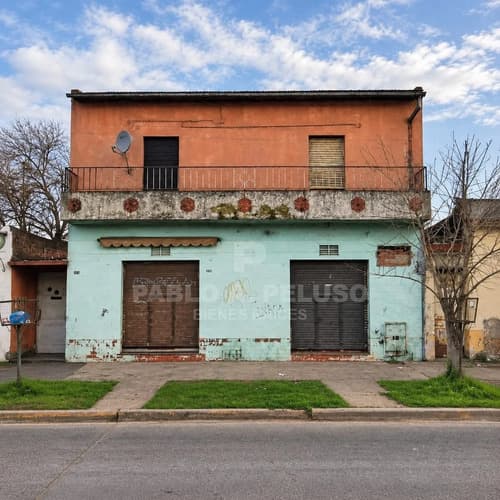 Venta de dos locales y un departamento a refaccionar en merlo zona oeste buenos aires
