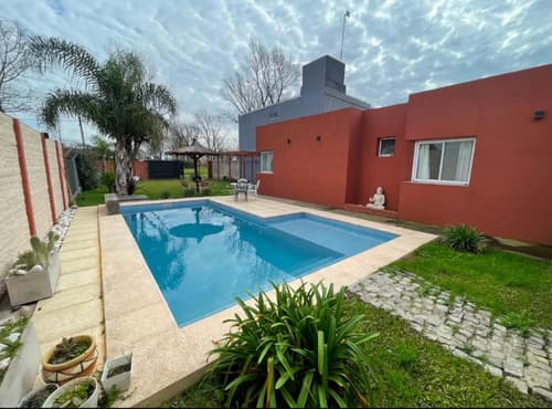 Casa 3 dormitorios con pileta y cochera