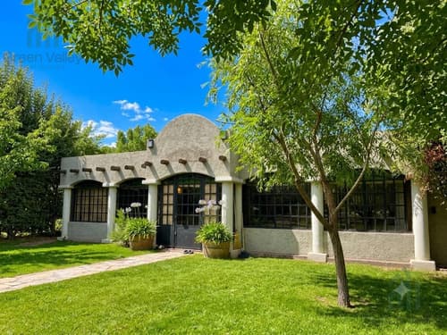 Casa en venta en lunlunta maipu con luminosa galeria cerrada y pileta