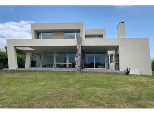 Venta de importante y moderna casa en barrio cerrado la serena